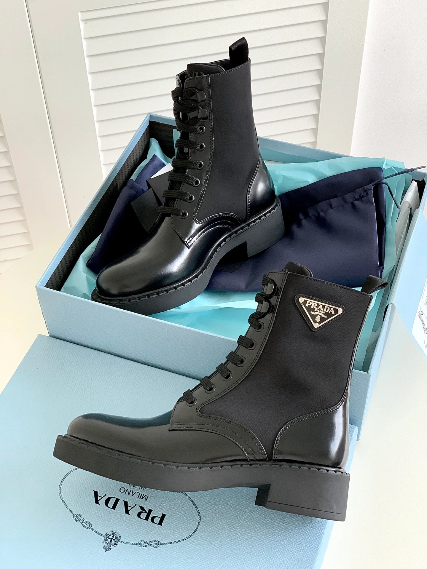 Новинка сезона осень/зима 2022 от Prada - Ботинки Dr. Martens на шнуровке - 1
