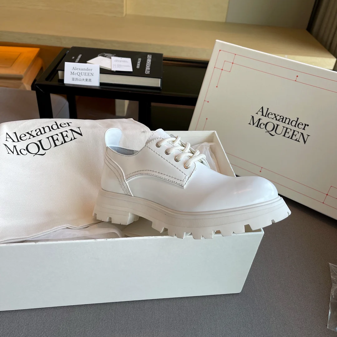 Белые лоферы на платформе McQueen