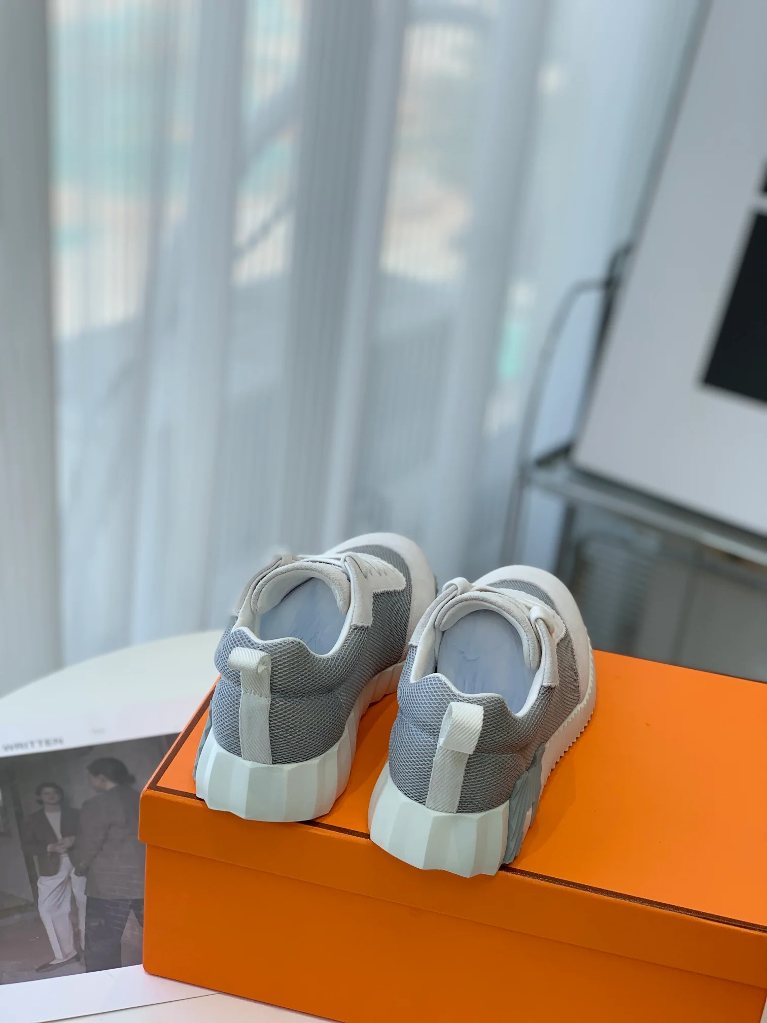 Новейшая модель Hermes 2023 года - кожаные кроссовки H - бело-серые.