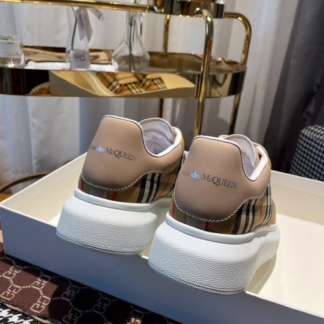Классические белые кроссовки McQueen с клетчатым узором.