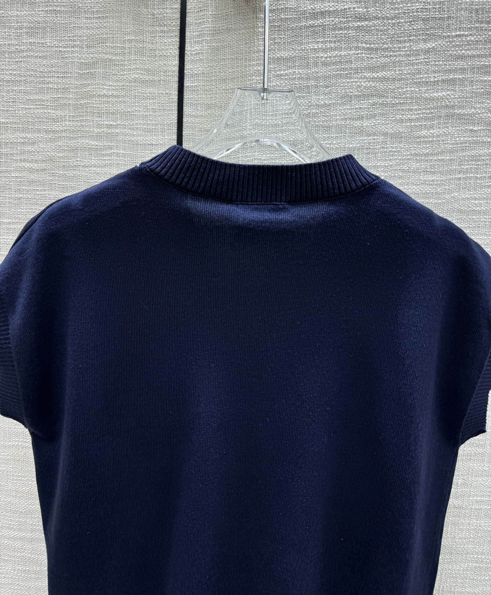 Fendi-2403-Двубортный вязаный жилет с V-образным вырезом и буквенным рисунком