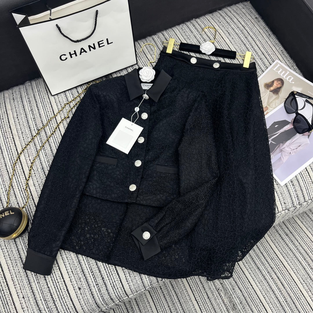 Chanel 2403 - Новый комплект из рубашки и юбки с цветочным принтом, изготовленный из водорастворимой ткани.