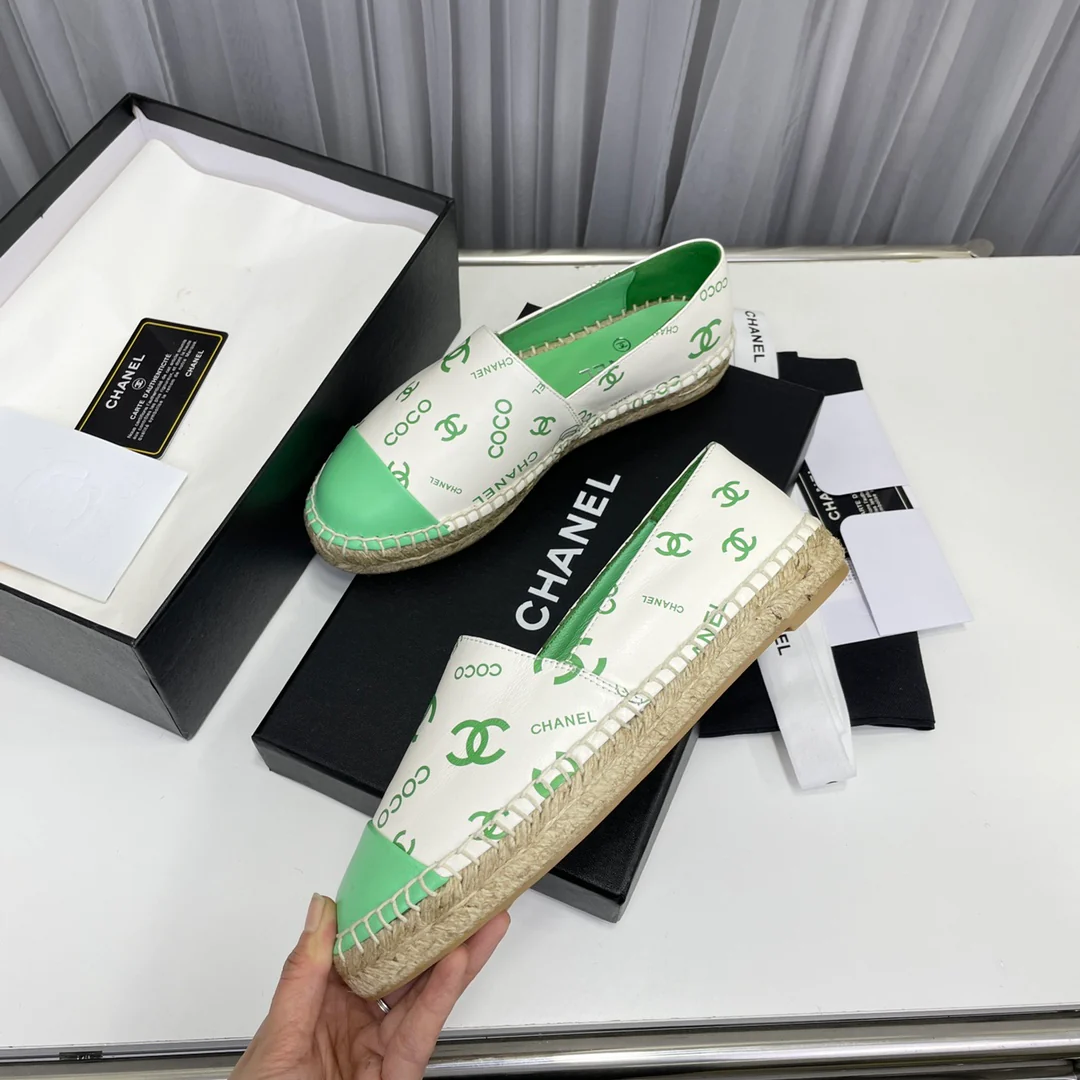 Новинка весны 2023 года от Chanel - Рыбацкие туфли из овечьей кожи - Зеленые