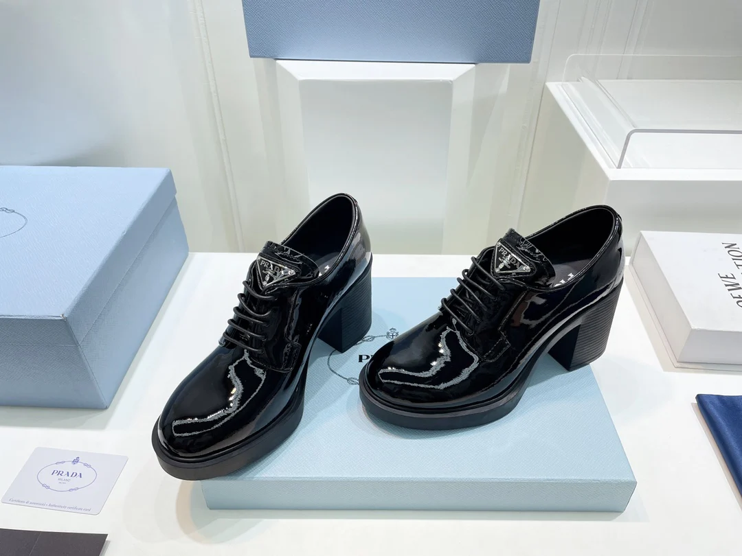 Новинка сезона весна/лето 2022 от Prada: туфли-афро на массивном каблуке со шнуровкой.