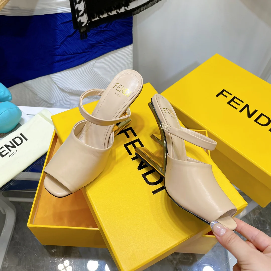 Fendi - Стильные сандалии на F-образном каблуке - Сандалии на высоком каблуке с открытым носком
