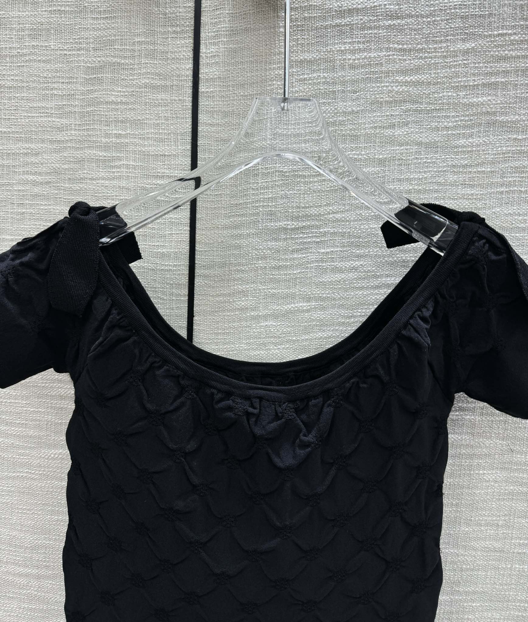 Chanel 2403 - Футболка с коротким рукавом из фактурного трикотажа - Черная