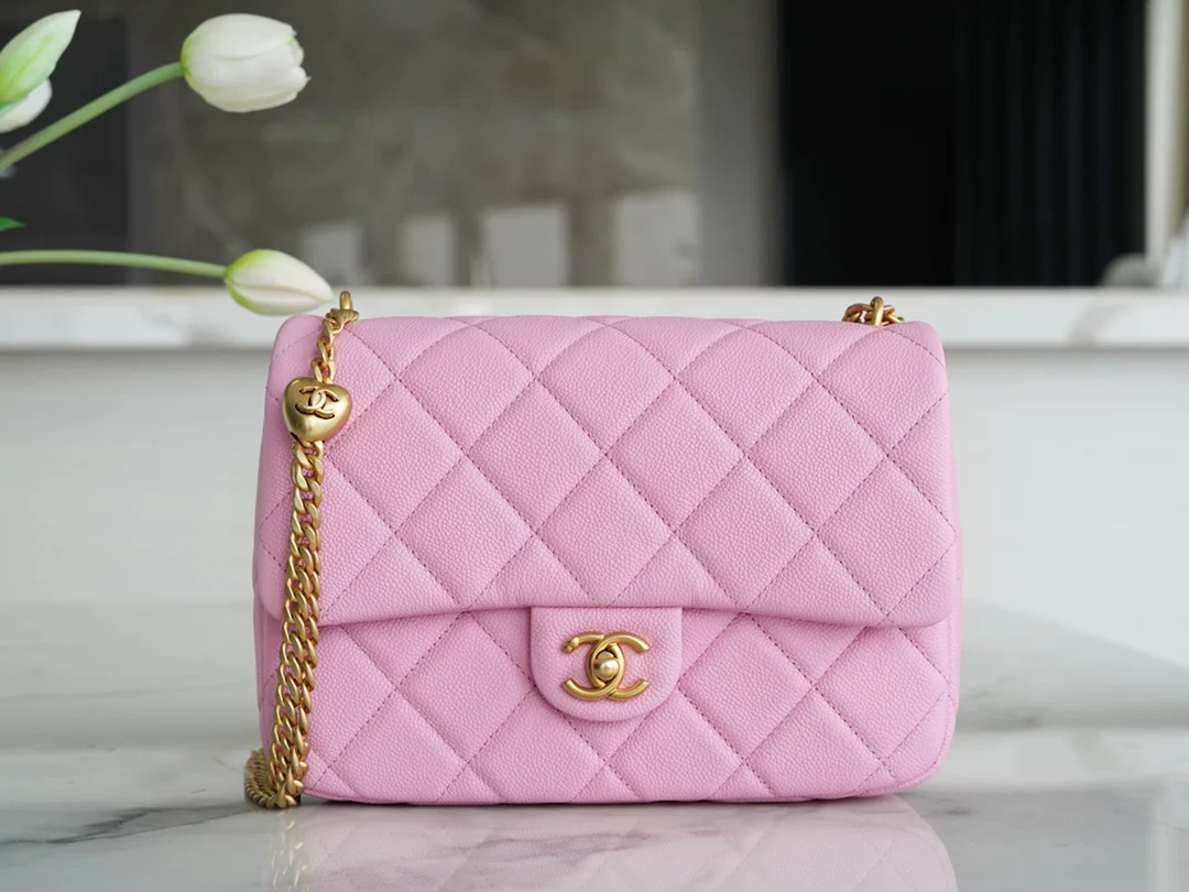 Новинка сезона весна/лето 2023 от Chanel - Сумка на цепочке в форме сердца - CF Bag - Светло-розовая - 24 см