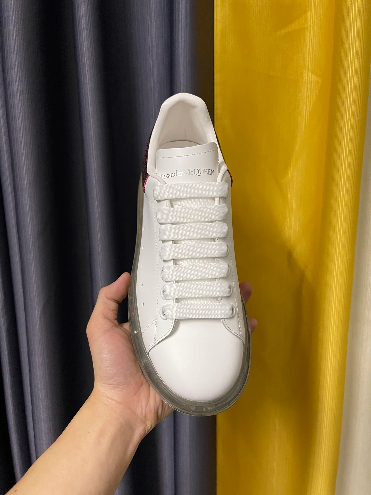 Классические белые кроссовки McQueen - унисекс - каблук из бордовой змеиной кожи - подошва с воздушной подушкой белого/серого цвета