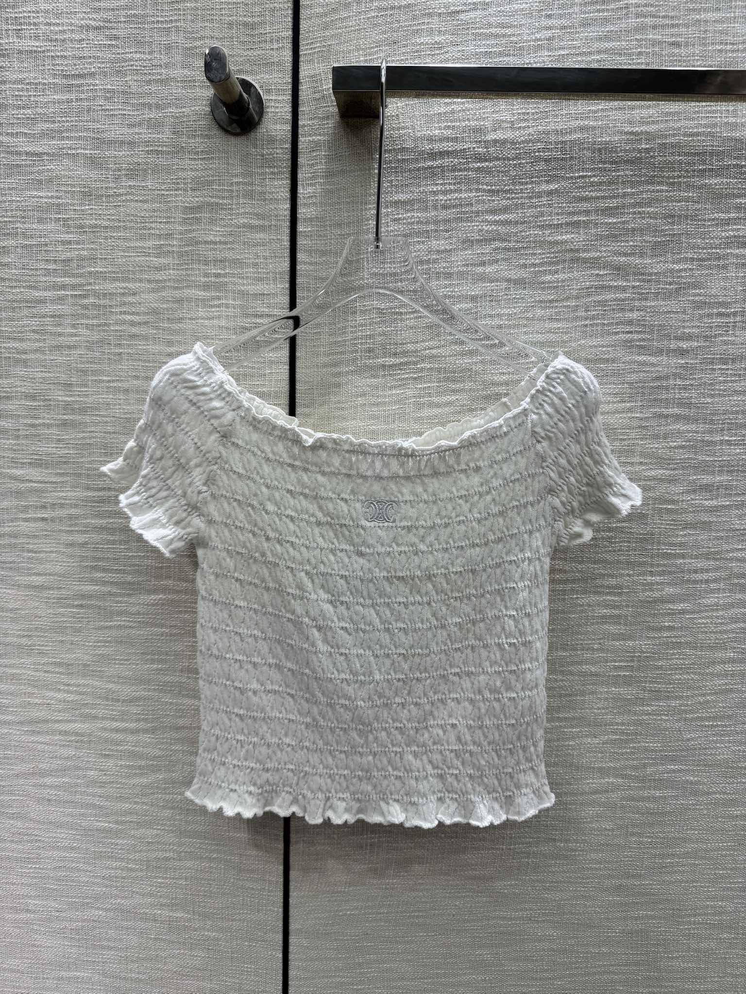 Celine 2403 - Трикотажное платье с коротким рукавом и плиссировкой, открытыми плечами - Белое