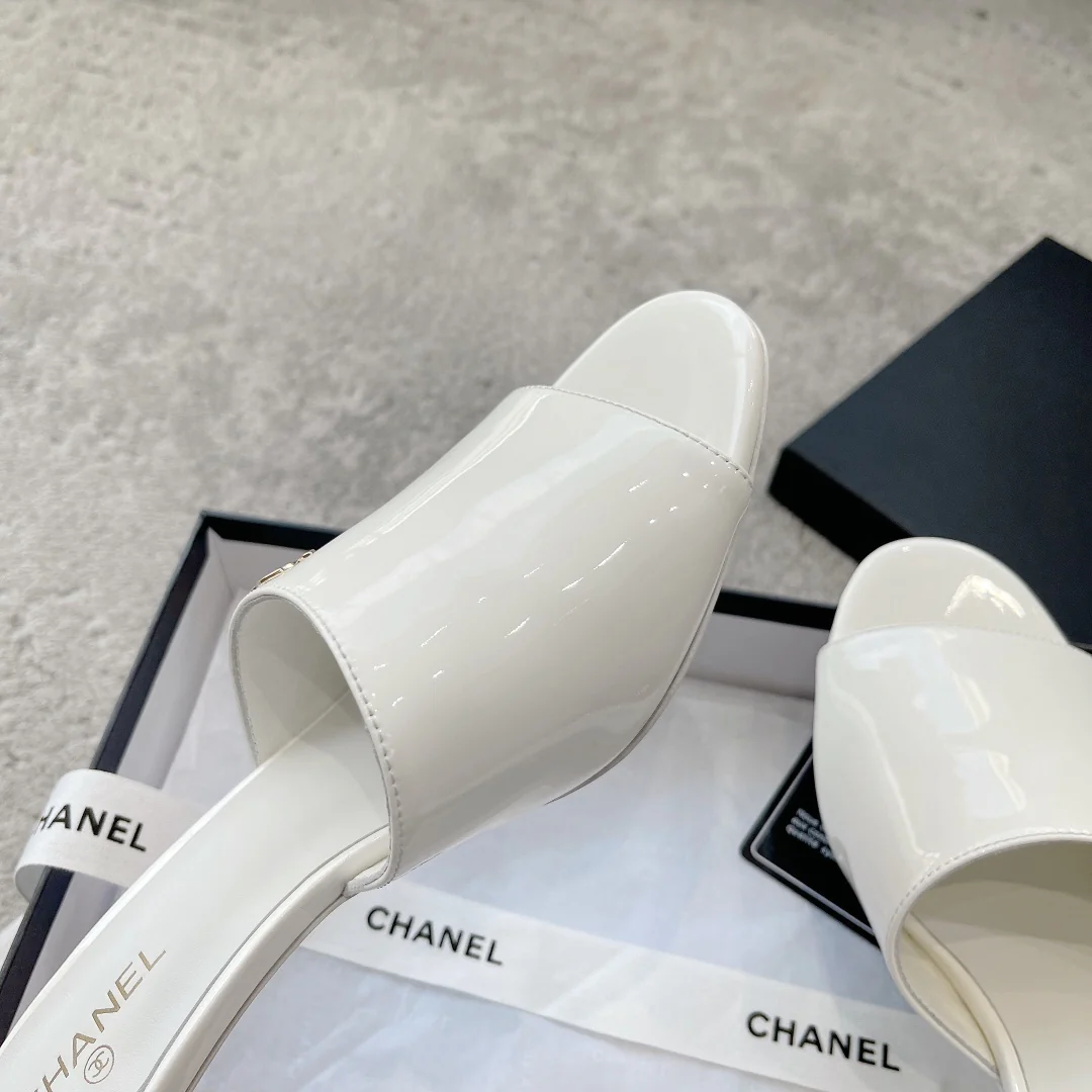 Новинка сезона весна/лето 2023 от Chanel - Босоножки на среднем каблуке с жемчужным верхом - Белые