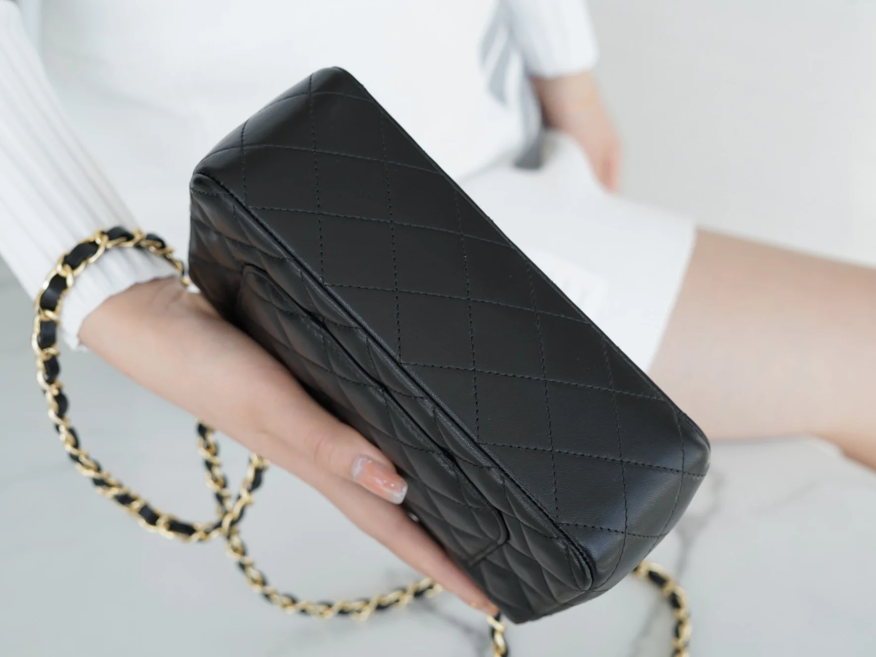 Мини-сумка Chanel CF 20 см из черной овечьей кожи с золотой пряжкой CF20