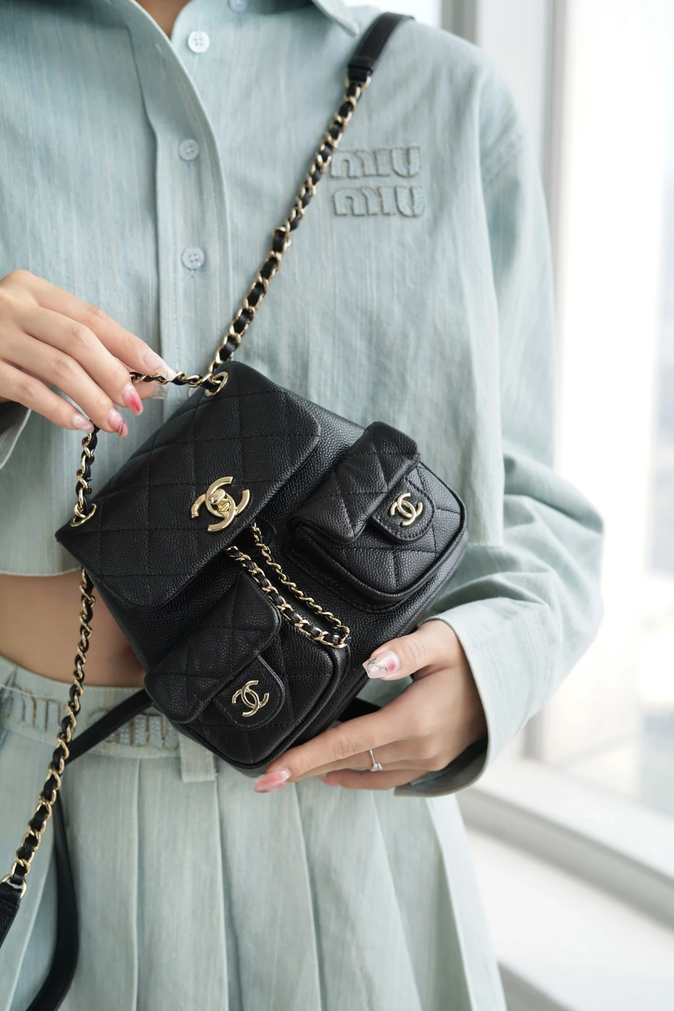 Коллекция Chanel Весна/Лето 2023 - Duma - Однотонный рюкзак из телячьей кожи - Черный - Мини