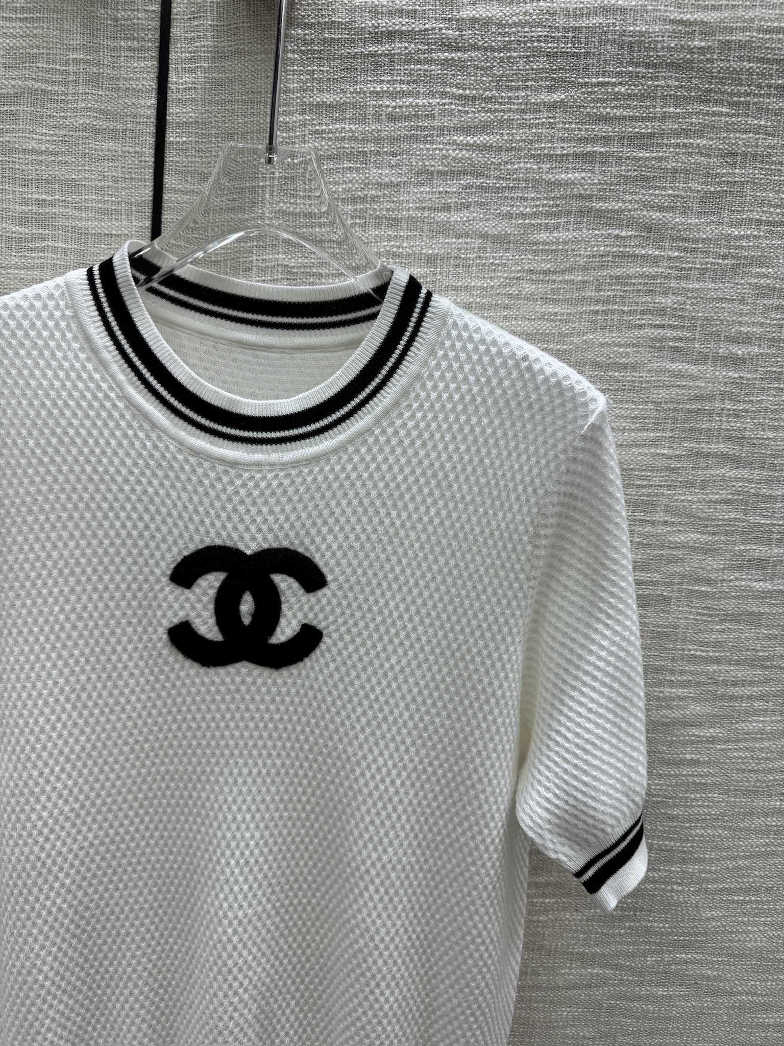 Chanel - 2403-24 Новая модель ранней весны, трикотажная футболка с коротким рукавом и двойным С-образным вырезом, цвет ?колор-блок? - белая