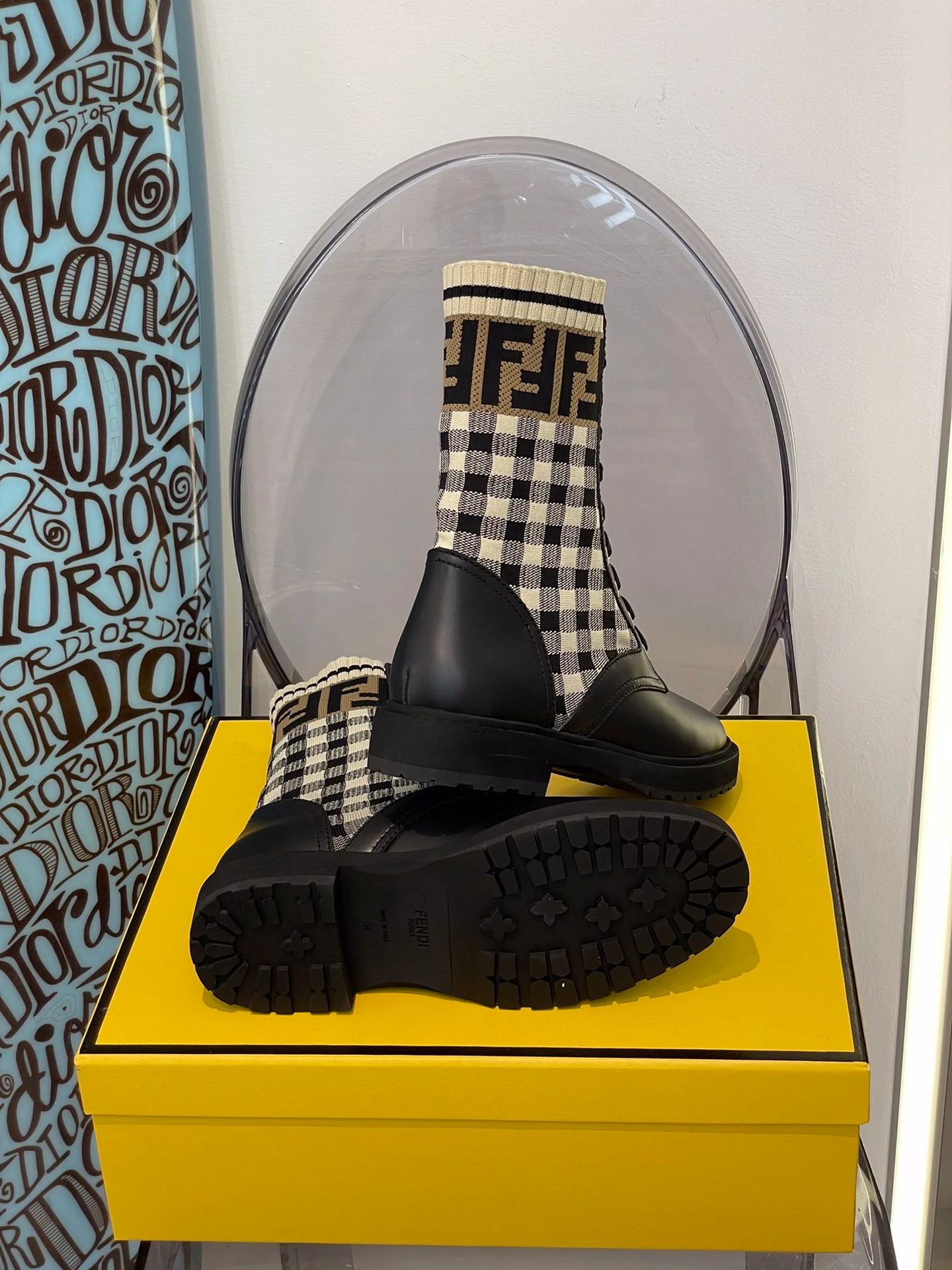 Fendi - Потрясающие сапоги-ботфорты на шнуровке, напоминающие носки.