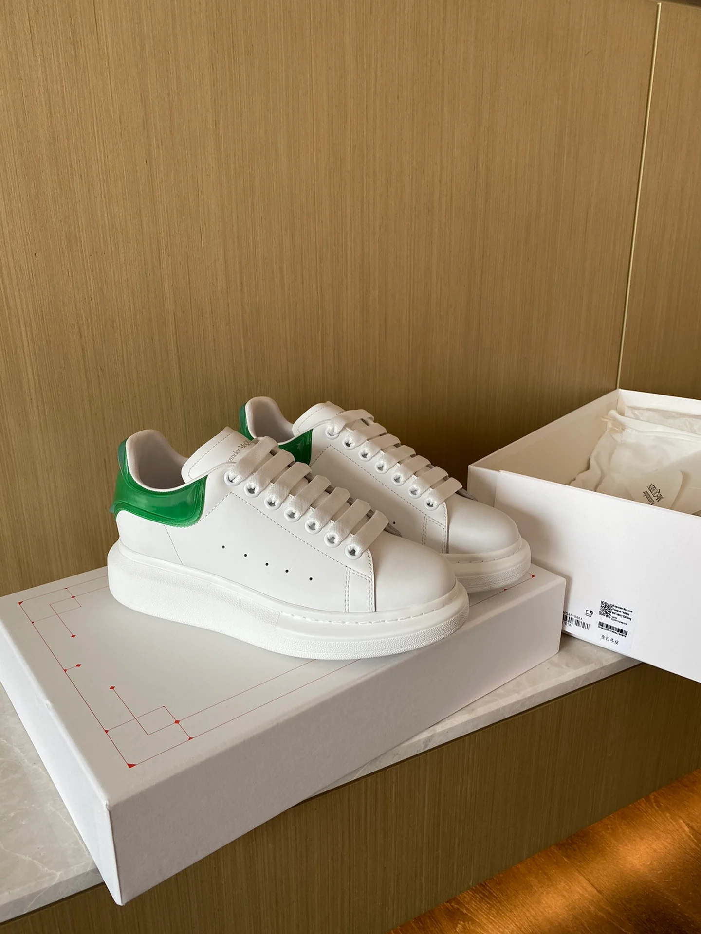 Классические белые кроссовки McQueen - на каблуке-резинке - зеленые