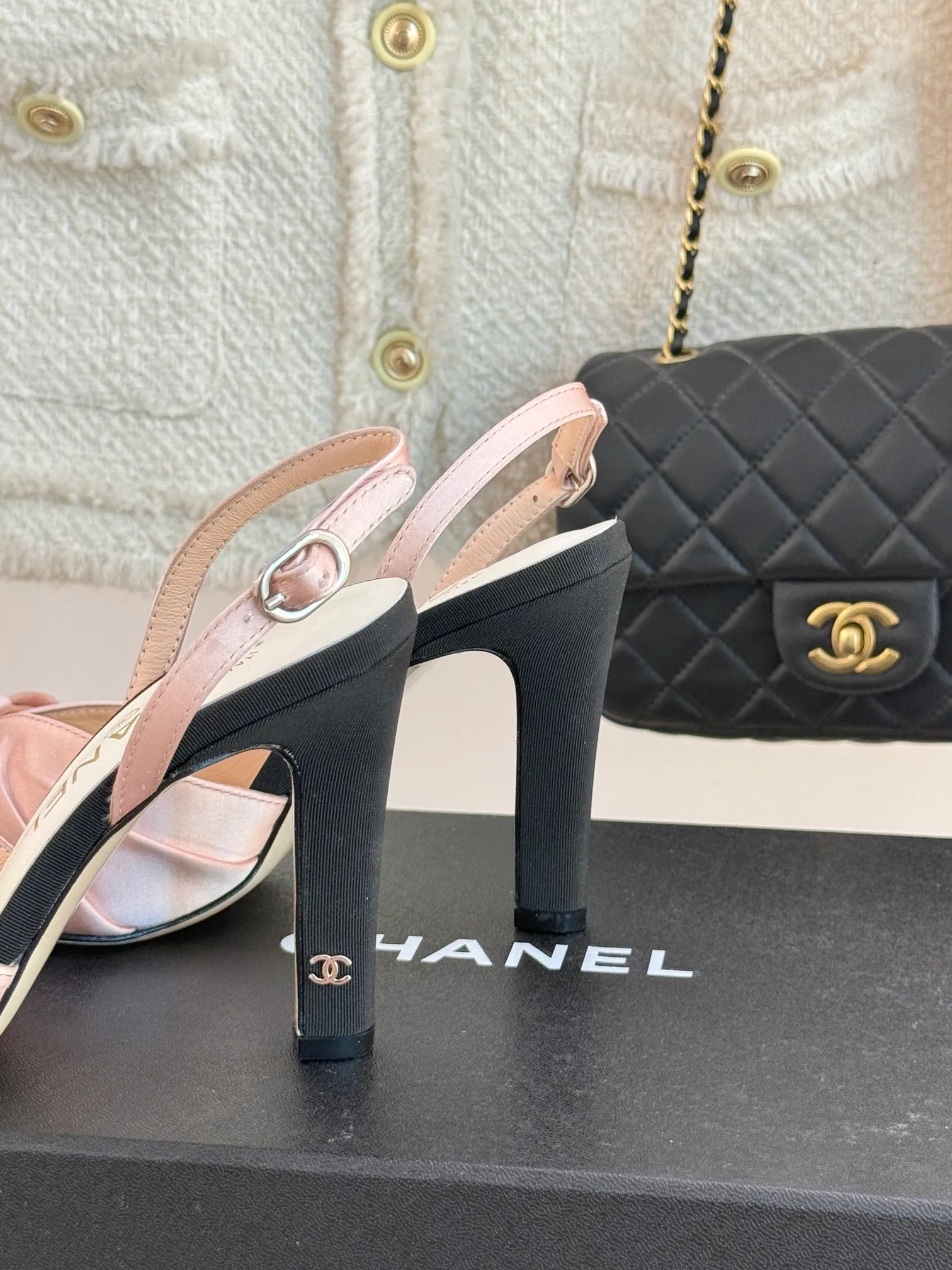 Босоножки на высоком каблуке Chanel 2024 с атласным бантом - розовые