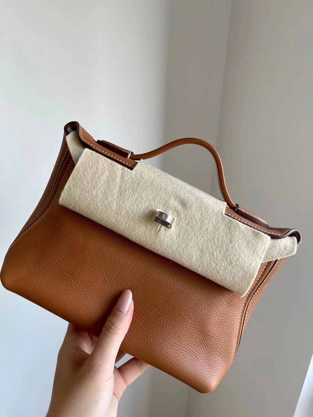 Сумка Hermes Evercolor Swift 24 из кожи, коричневая, с серебряной пряжкой.