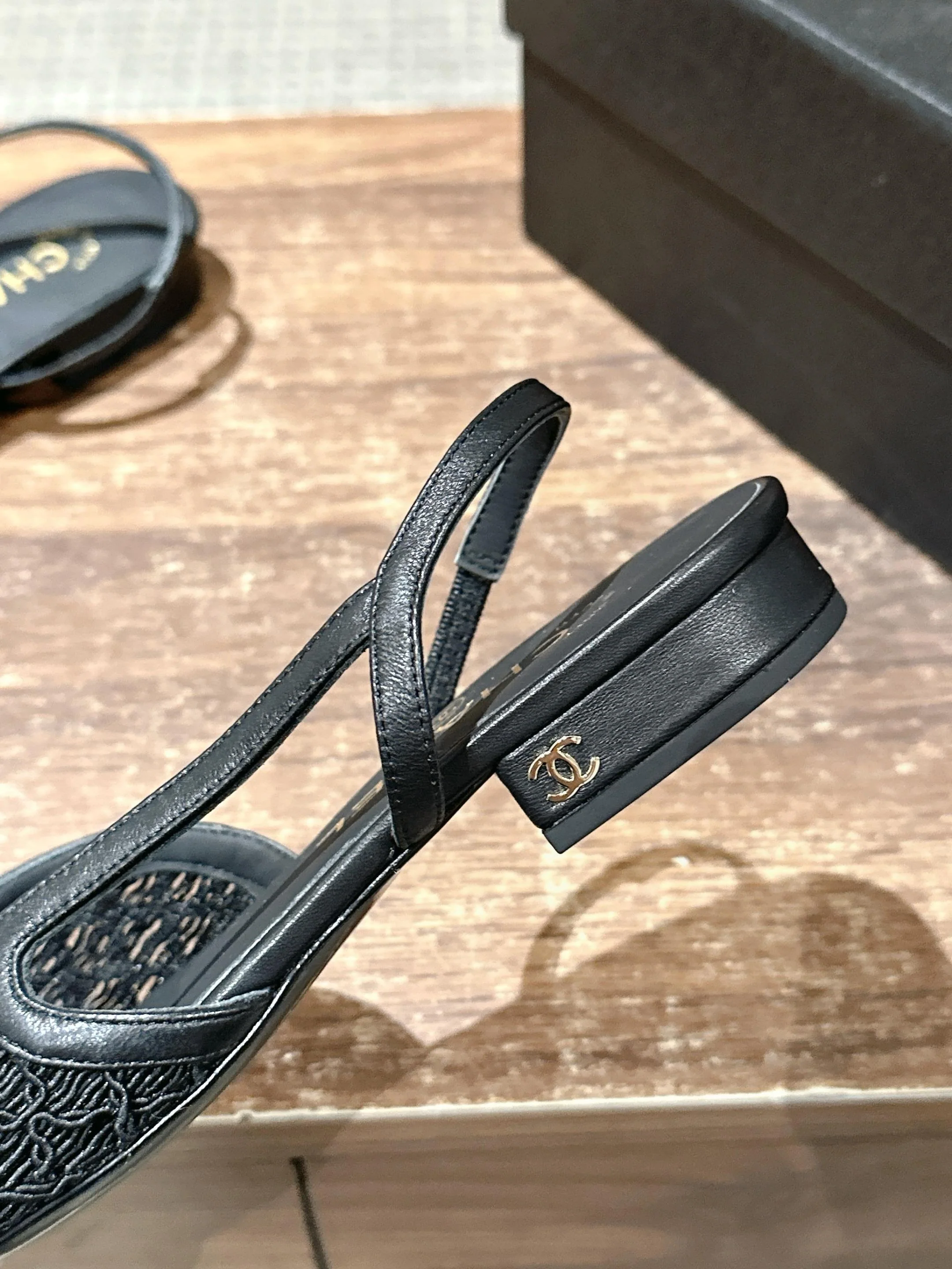 Chanel - Балетки с кружевом и лоскутным узором из шандунского шелка - Черные