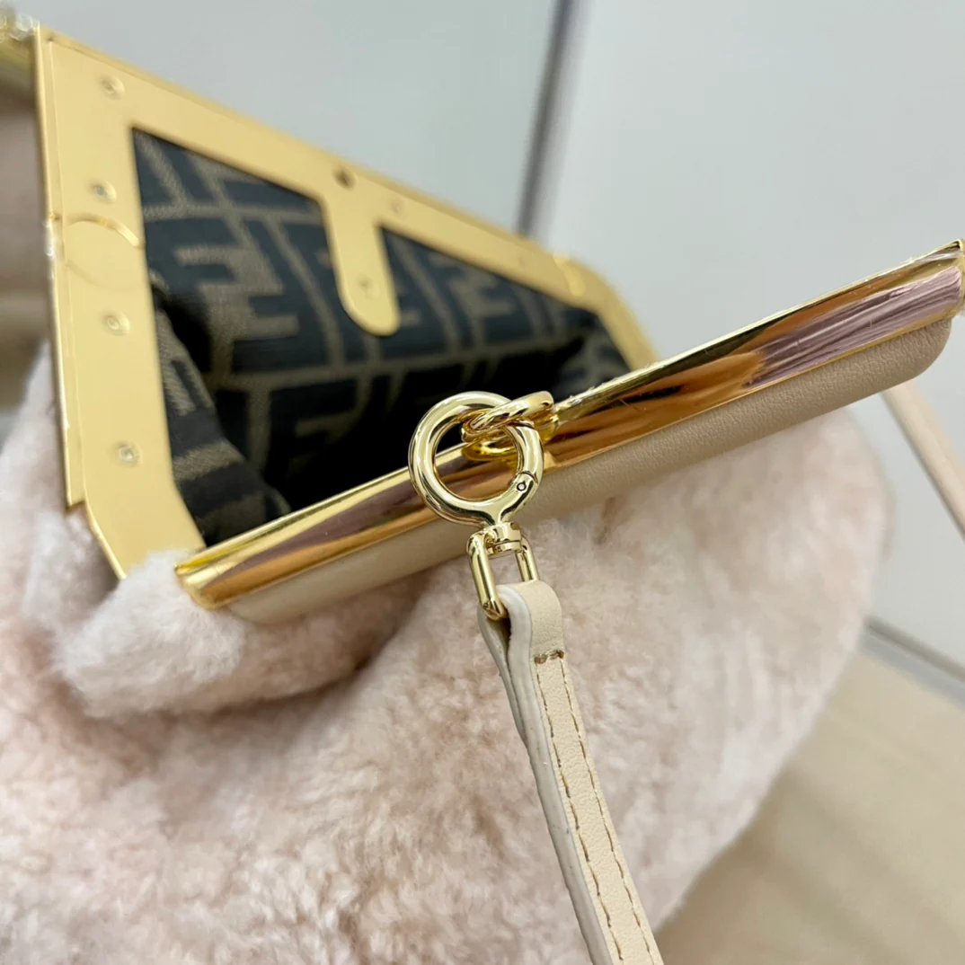 Маленькая розовая шерстяная сумочка Fendi-first