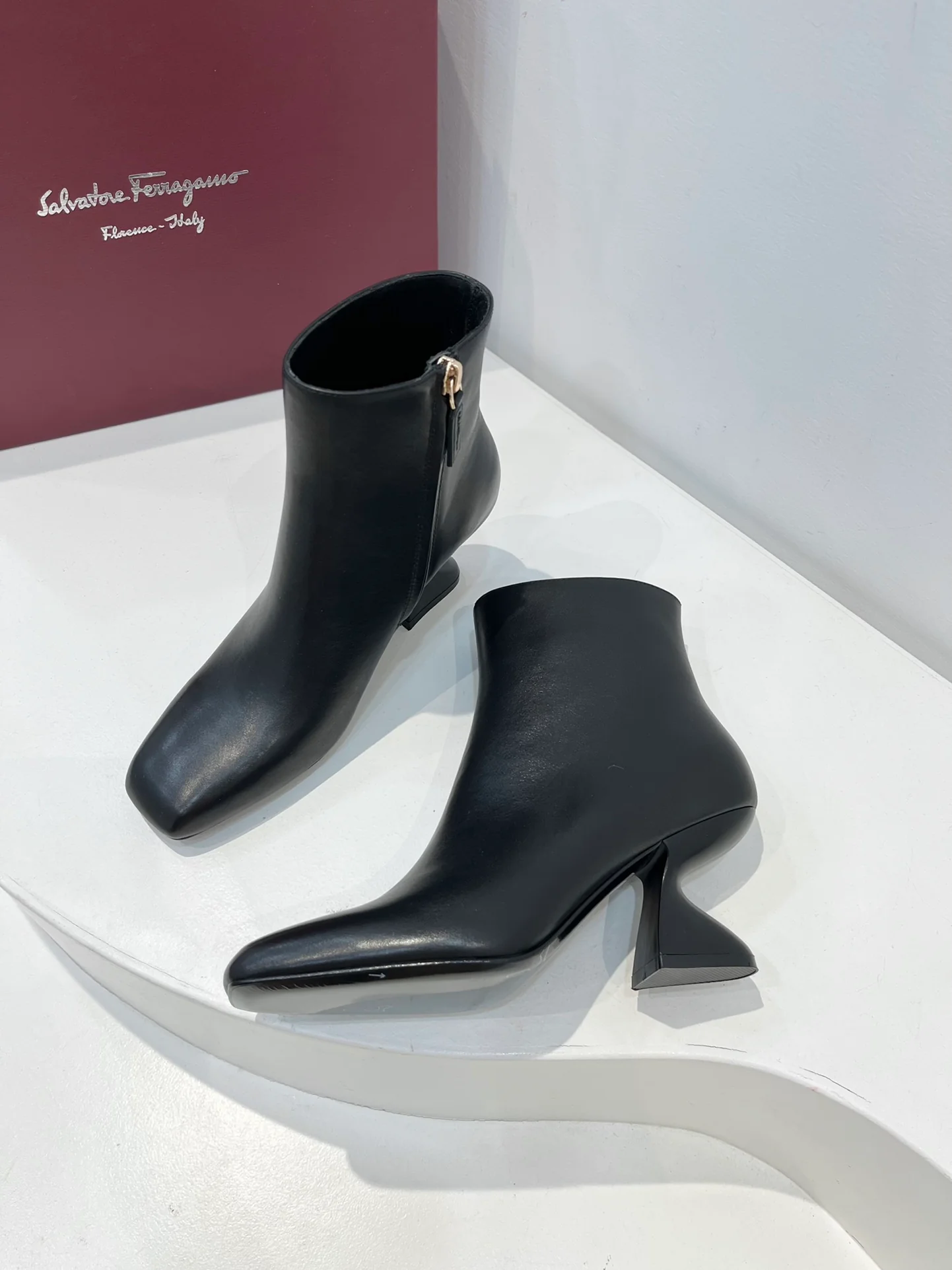 Salvatore Ferragamo - Новинка сезона осень/зима 2022 - Ботильоны на высоком каблуке с плоским носком