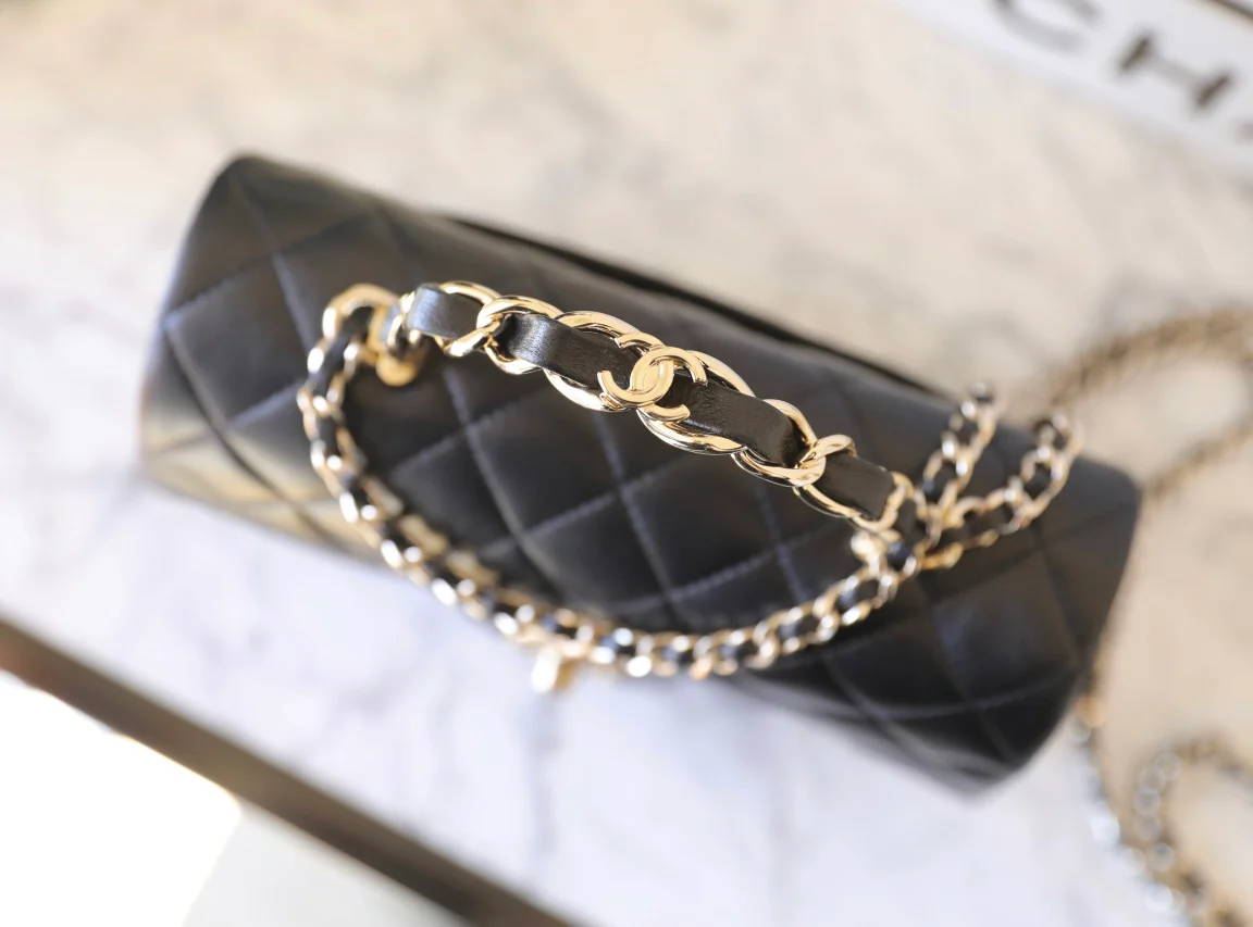 Chanel - Сумка с двойной С-образной ручкой и клапаном CF - Черная