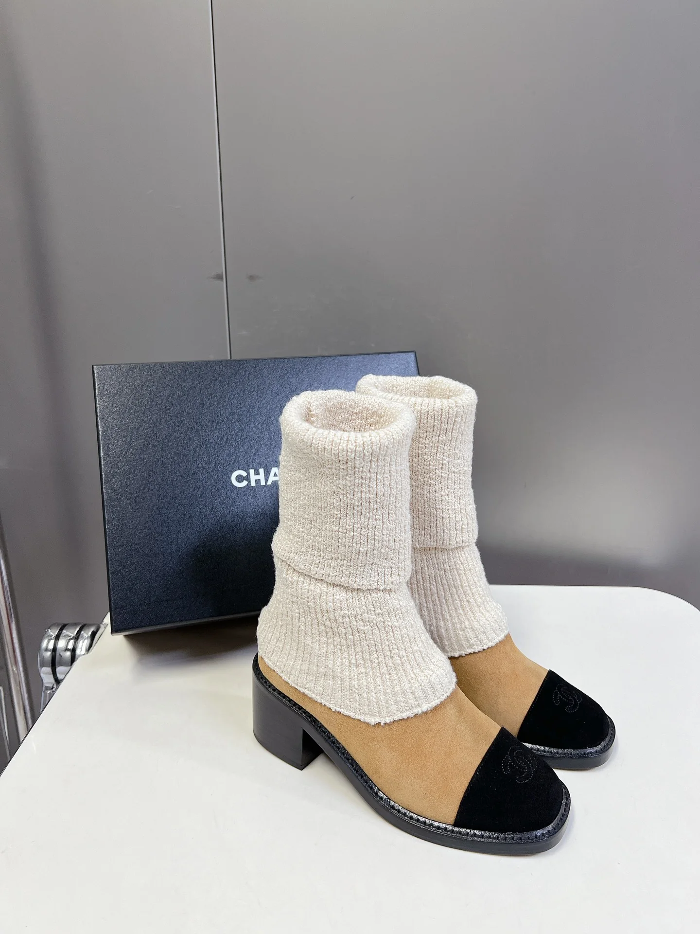 Ботильоны-носки на высоком каблуке Chanel 2024 года - белые