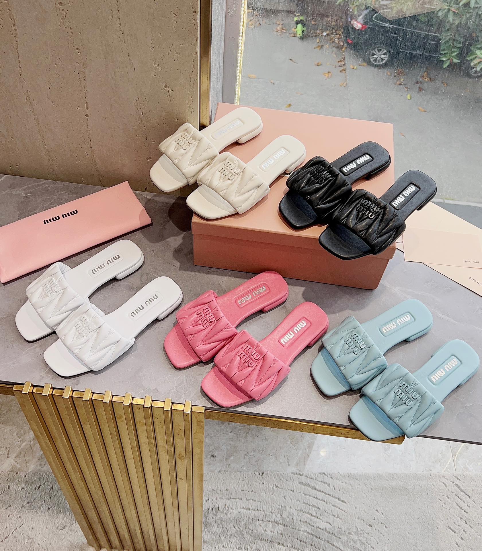 Новые поступления коллекции Miu Miu весна/лето 2023 — плоские тапочки из овечьей кожи — изображение коллекции
