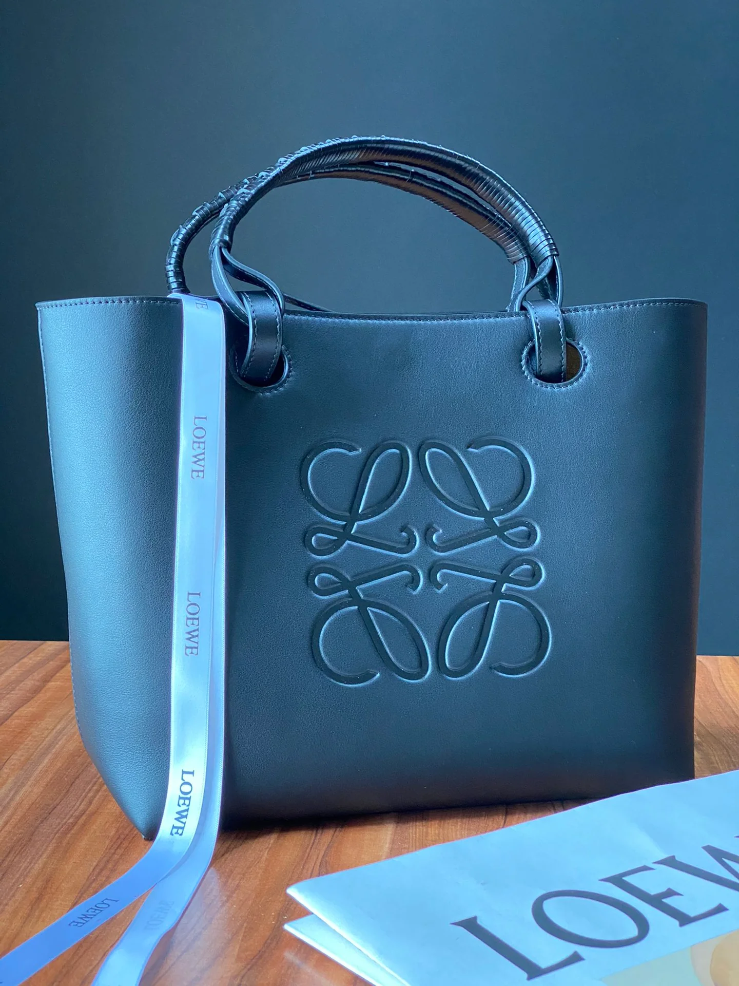 Сумка-тоут Loewe Anagram - гладкая плетеная ткань - черная - маленькая