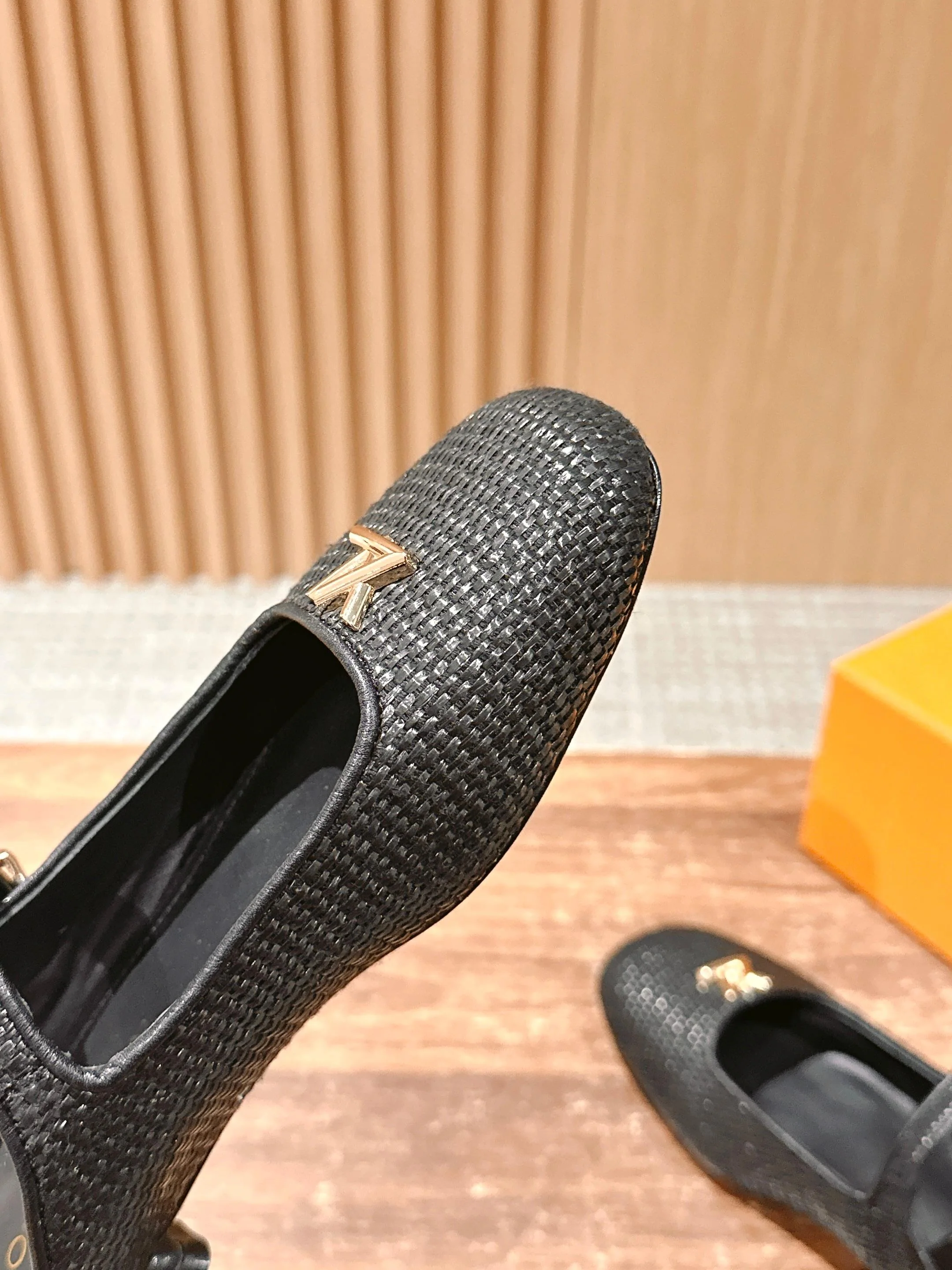 LV - Закрытые домашние тапочки - Черные