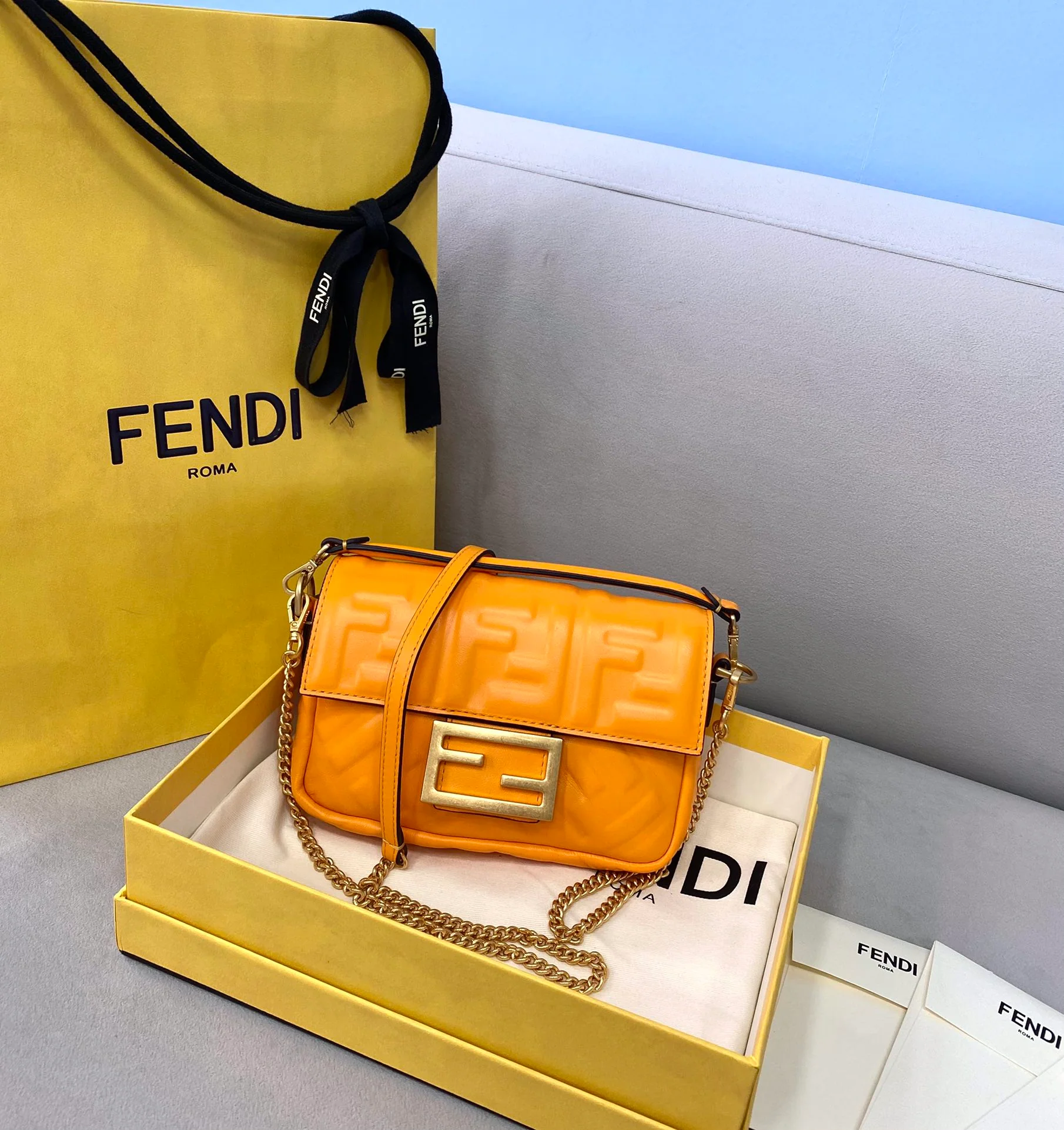 Маленькая кожаная сумка Fendi Baguette оранжевого цвета