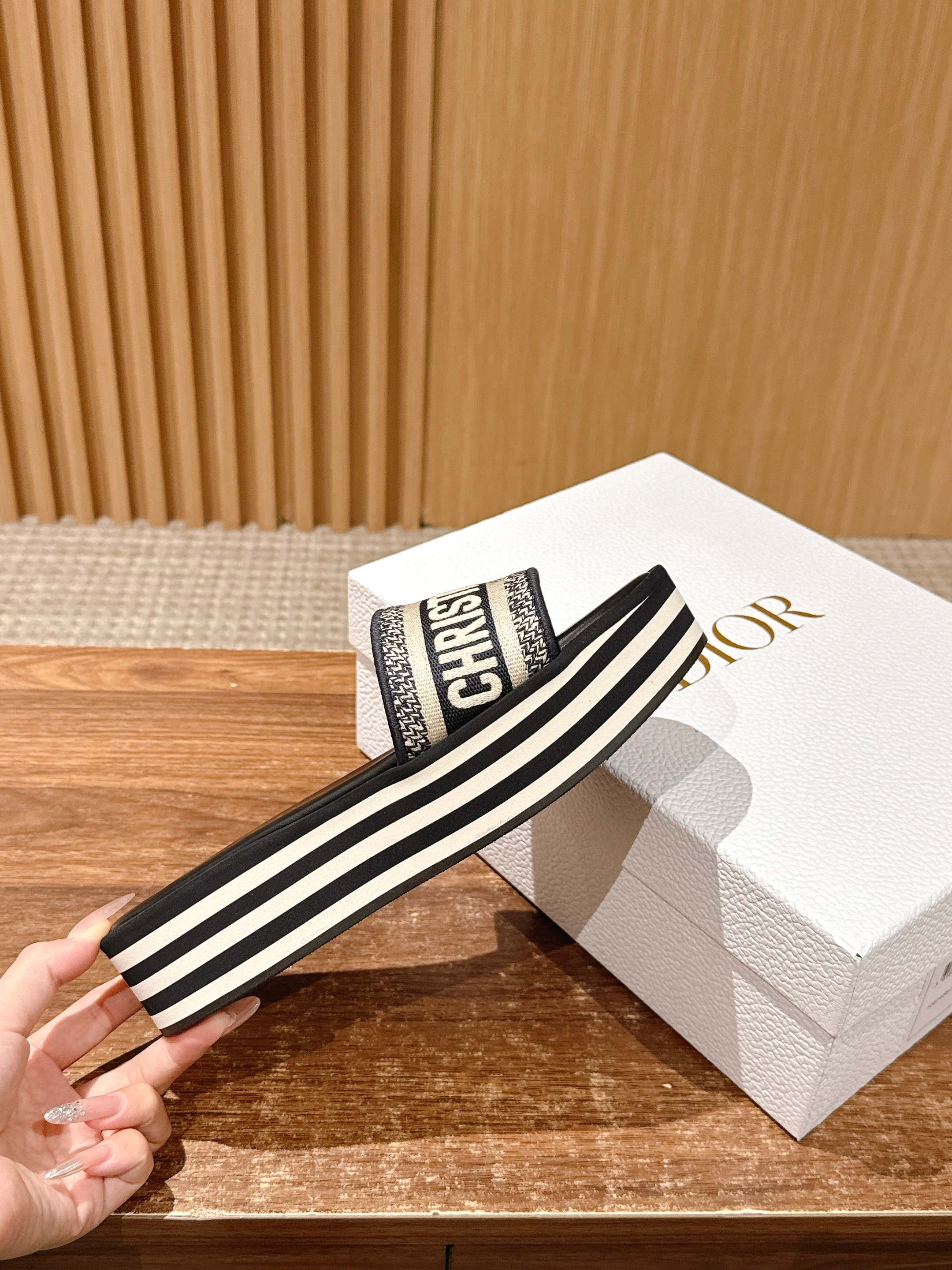 Новинка лета 2025 от Dior - Сандалии на платформе - Черные