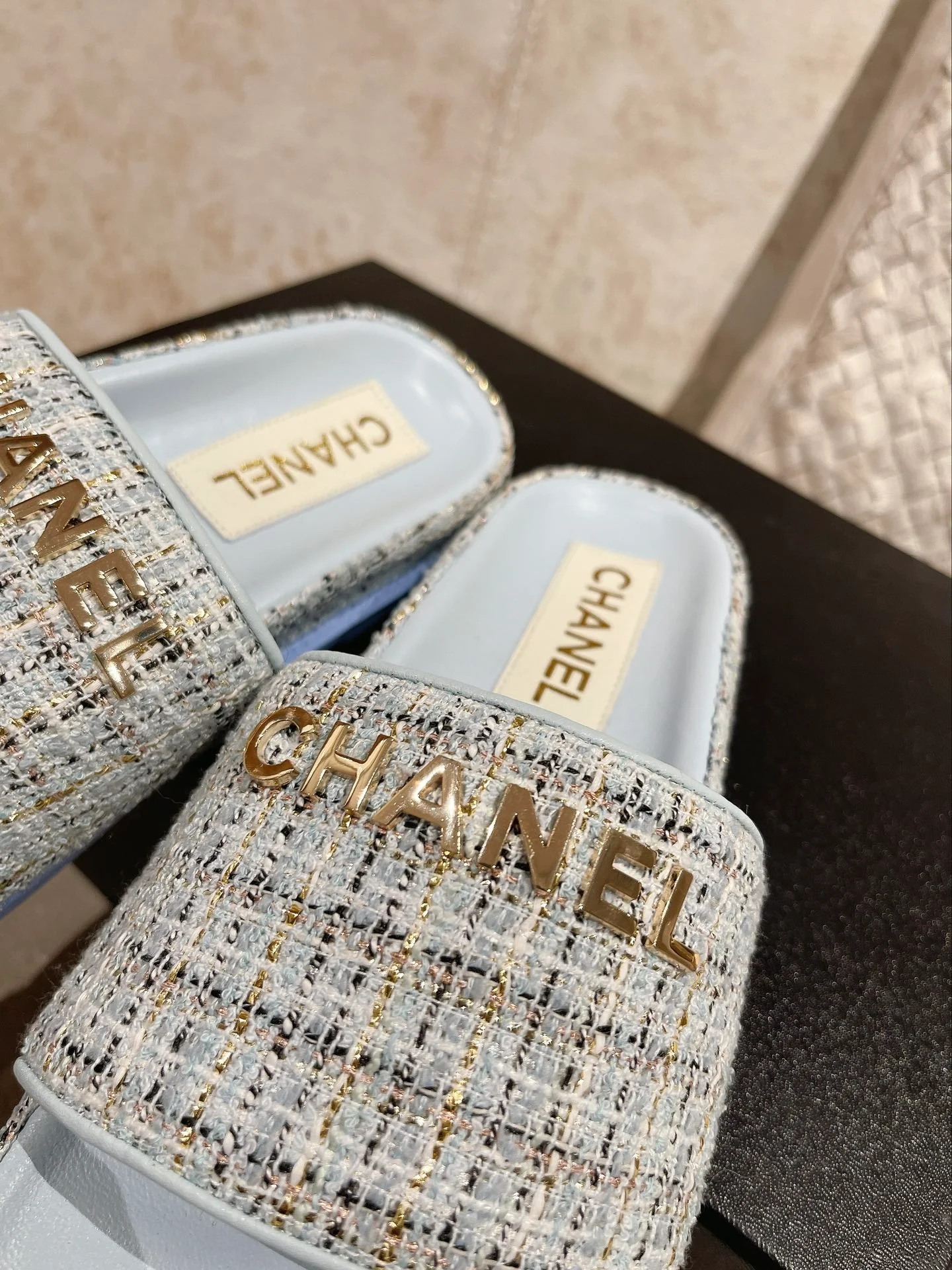 Новинка сезона весна/лето 2023 от Chanel - Шерстяные тапочки - Синие