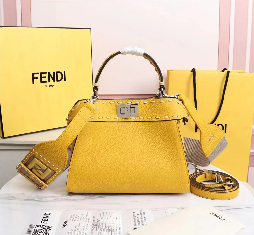 Маленькая желтая кожаная сумочка Fendi Peekaboo