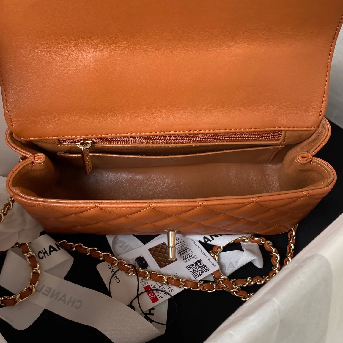 Коллекция Chanel Pre-Fall 2023 - Сумка CF с ручкой, украшенной стразами - Оранжево-коричневая - 21 см