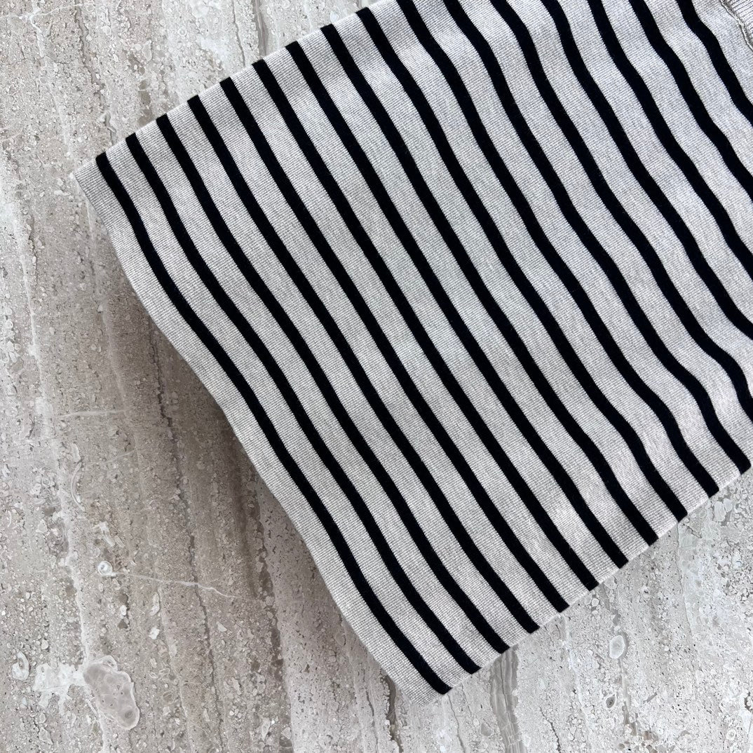 Miu Miu - 2404 - Комплект из хлопкового трикотажного топа с круглым вырезом и короткими рукавами и юбки.