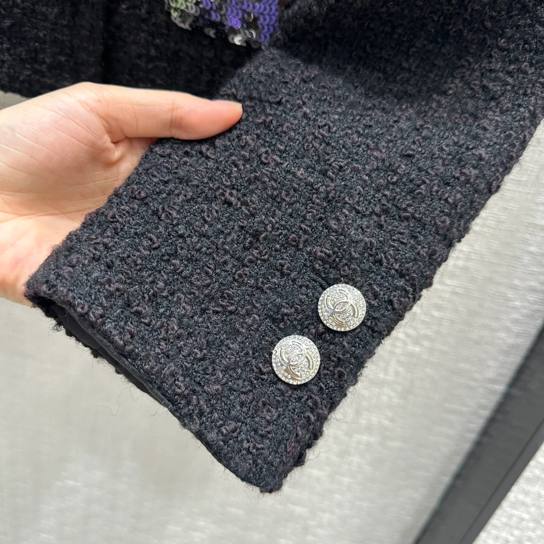 Chanel - 2403 - 24 Ранняя весна. Черный жакет из фактурного твида.