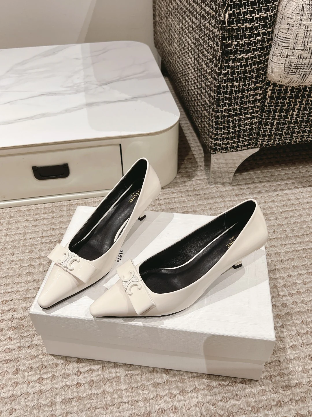 Celine - Туфли-балетки на невысоком каблуке с острым носком и бантом - белые