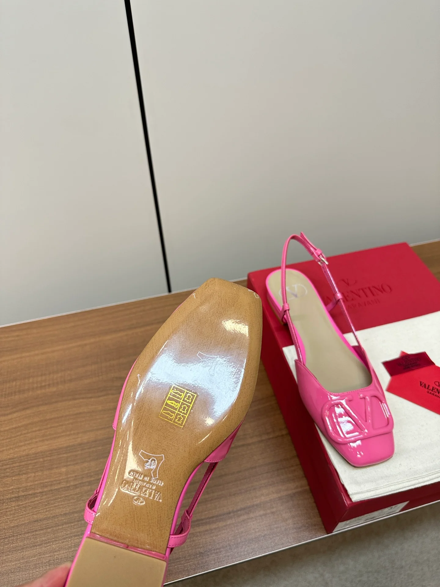 Новинка сезона весна/лето 2023 от Valentino - Большие сандалии-балетки с V-образным вырезом - Розовые