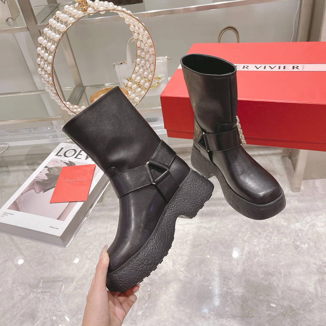 Мотоциклетные ботинки на толстой подошве с металлическими пряжками.