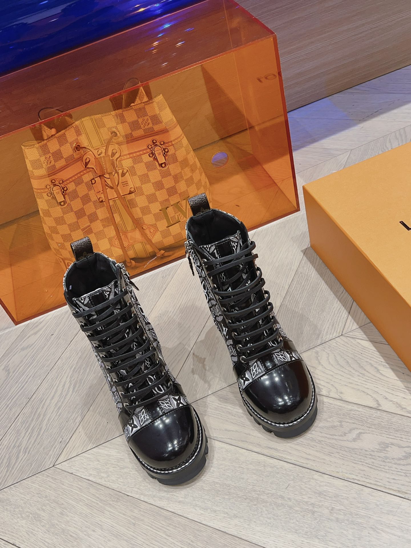 Новинка сезона осень/зима 2023 от LV - Ботильоны на высоком каблуке - Модель 1854