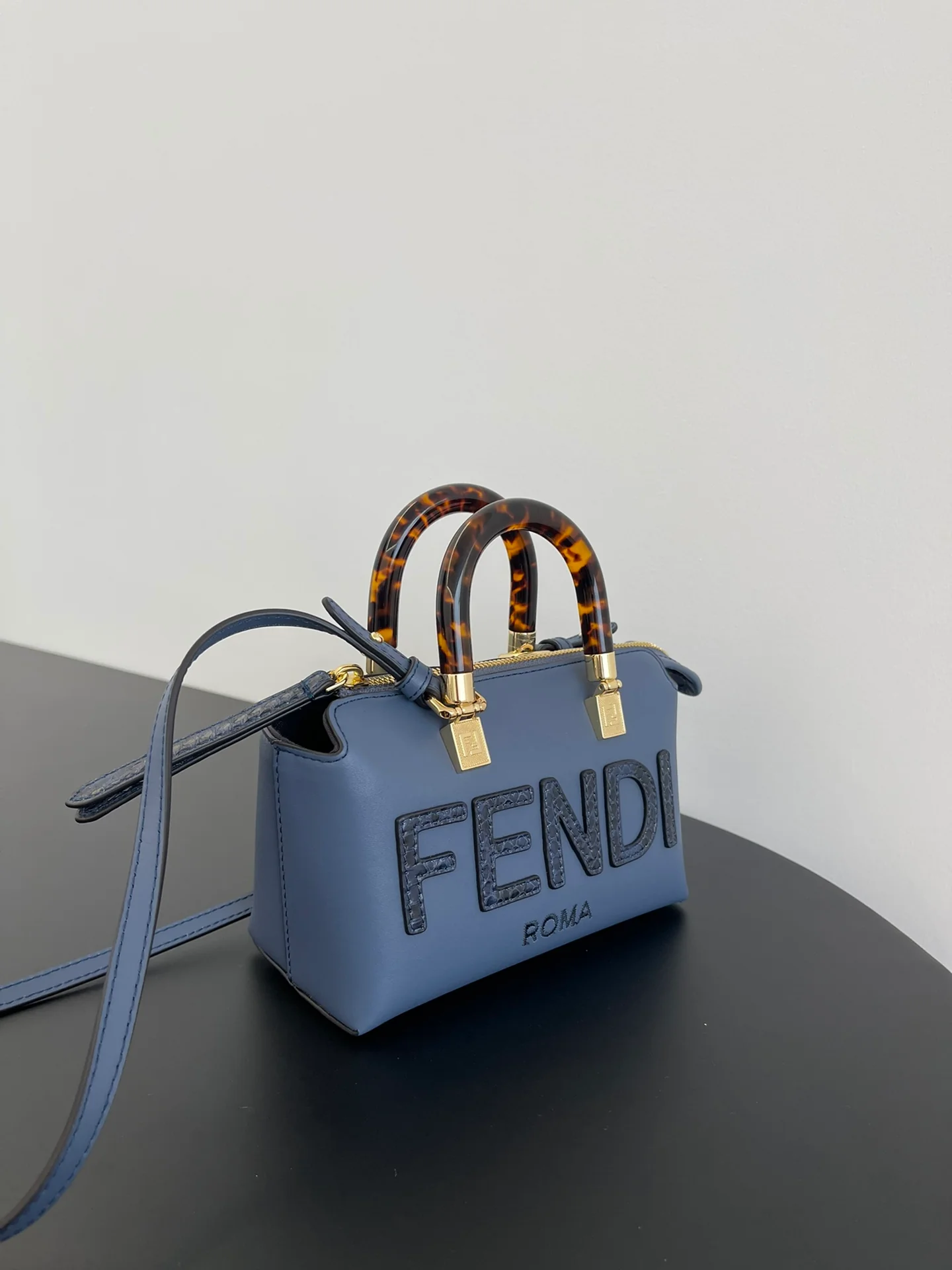 Мини-юбка Fendi, кстати, синяя.