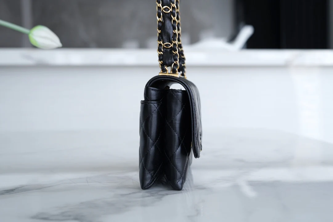 Коллекция Chanel осень/зима - 19 - Сумка ?Тофу? - Черная, широкий плечевой ремень, мятая кожа