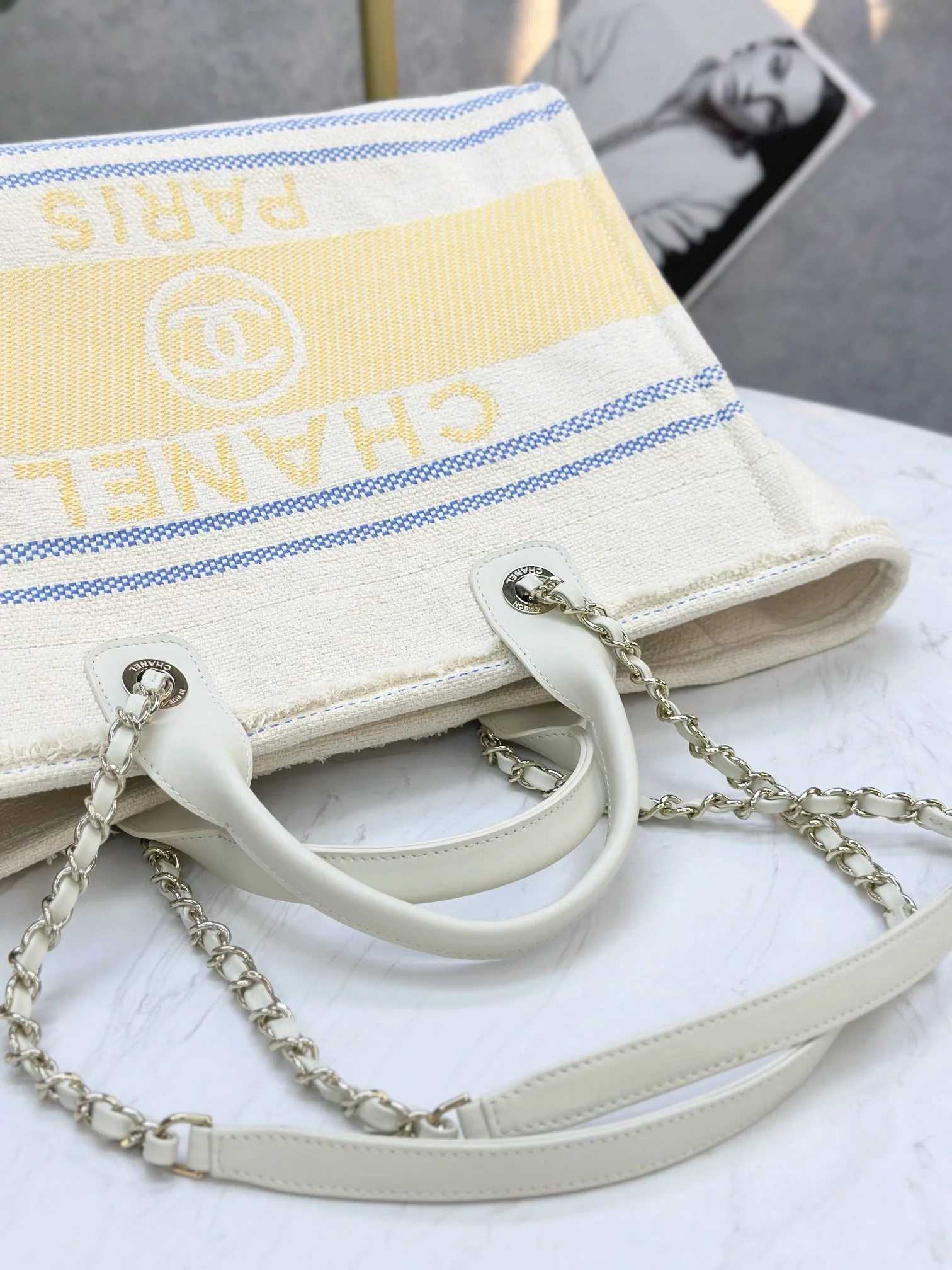 Пляжная сумка Chanel 25c, косметичка, ярко-желтая.