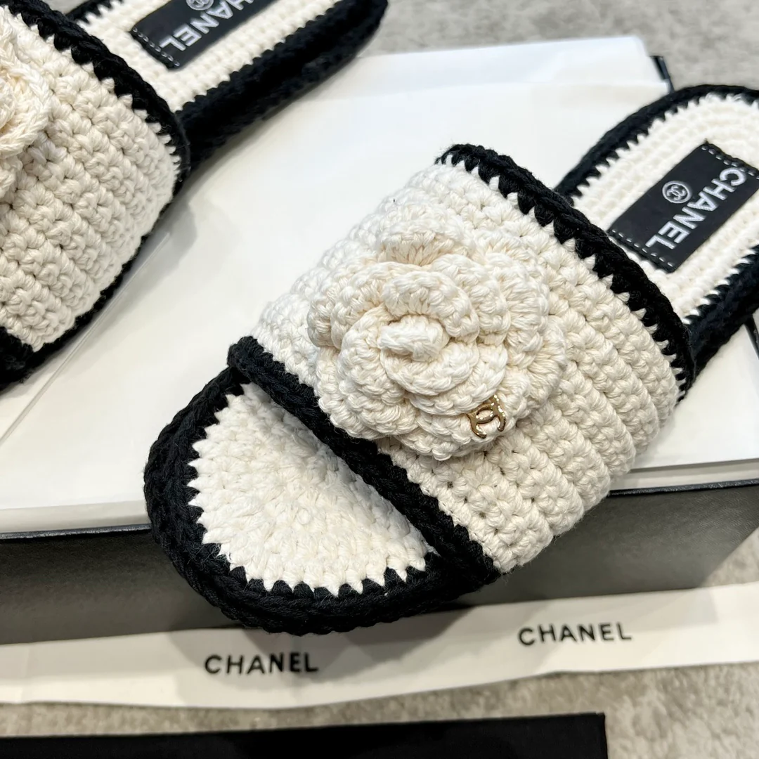 Новинка сезона весна/лето 2023 от Chanel - Плетеные тапочки с камелиями - Белые