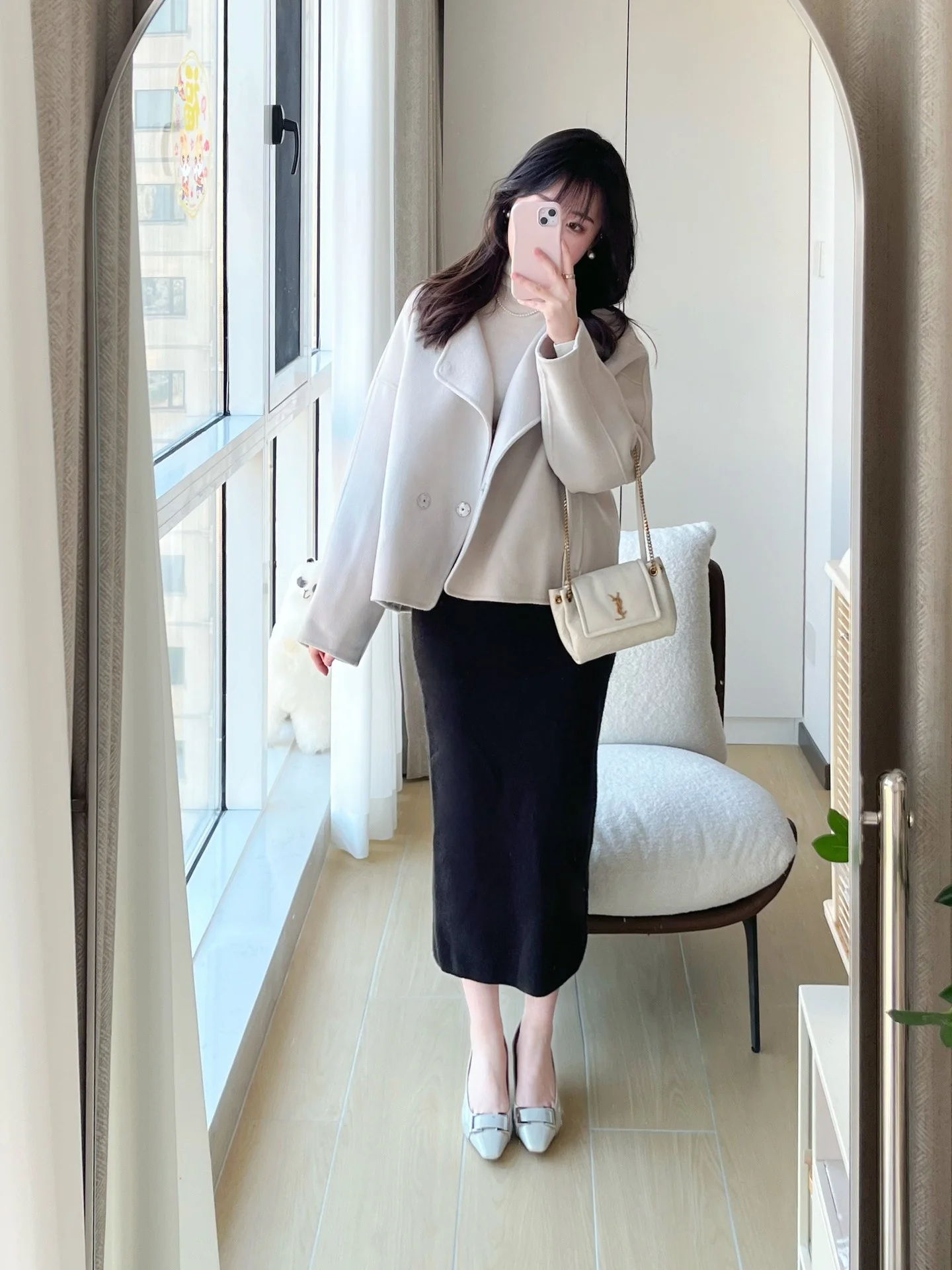 Мини-юбка YSL Nolita из белой кожи - на фото.