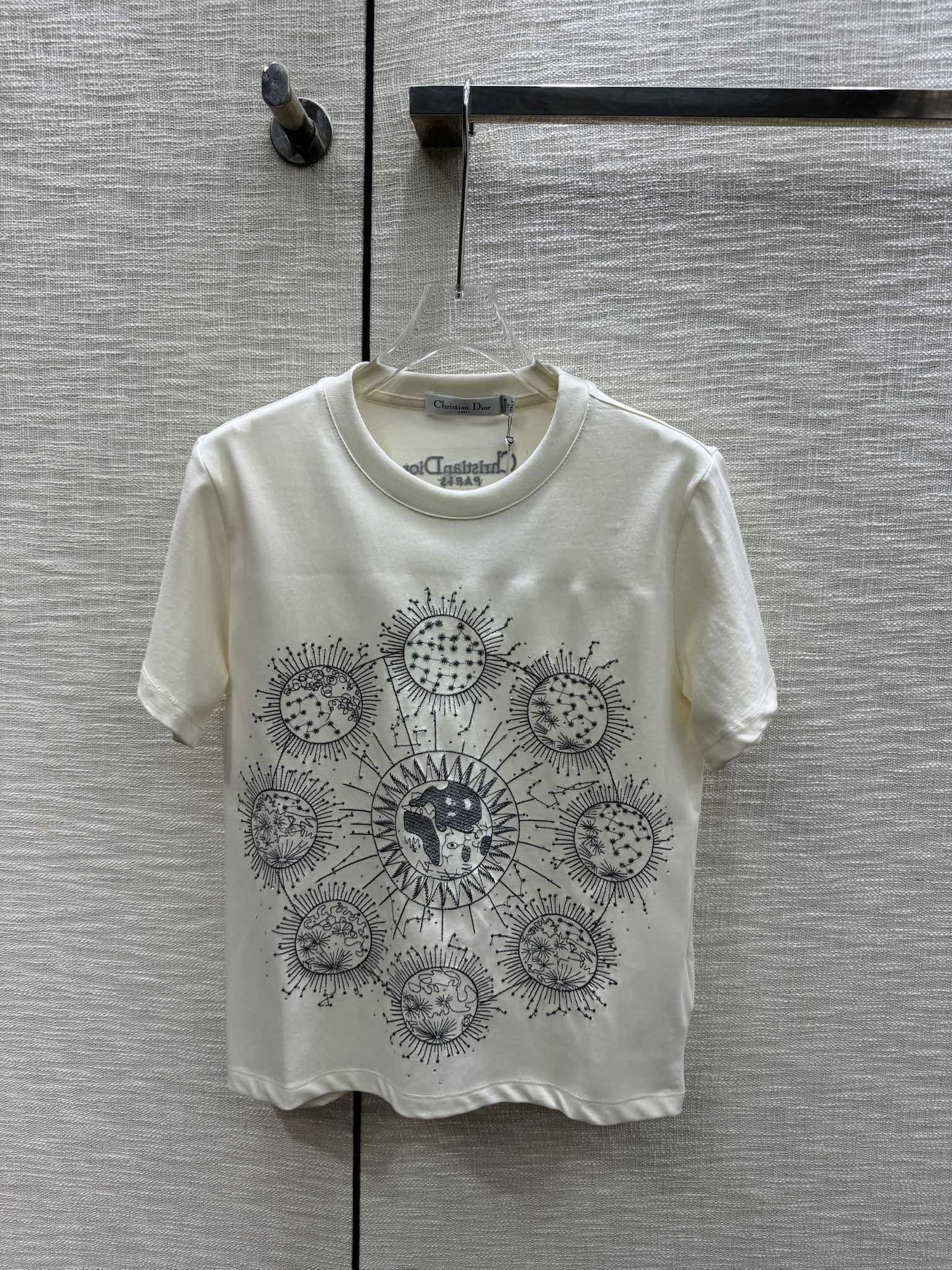 Dior 2403-24 Ранняя весна. Новая футболка в стиле высокой моды с цветовыми блоками и вышивкой - белая.