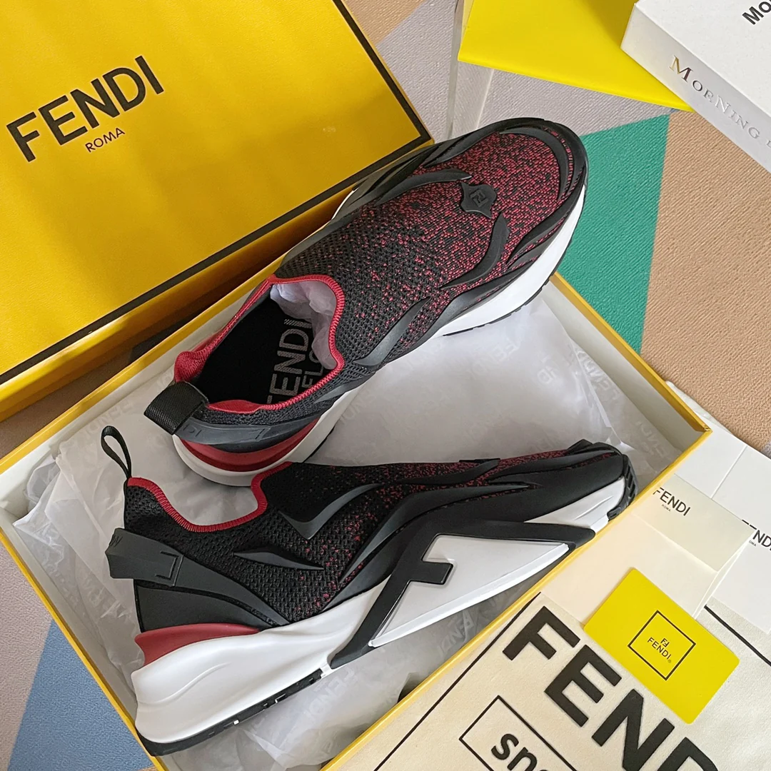 Новинка 2023 года от Fendi - кроссовки Flow Series Flyknit - черно-красные.
