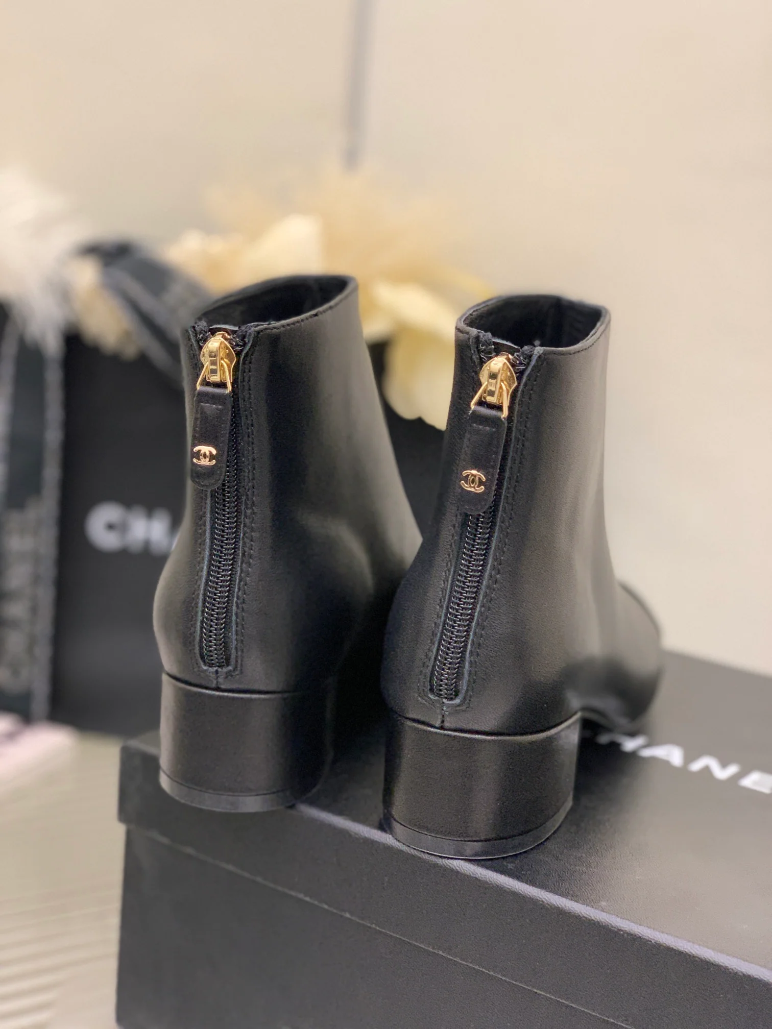 Новинка сезона осень/зима 2022 от Chanel - Ботильоны на низком каблуке - Черные