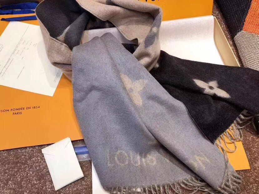 Бестселлер — шарф LV Reykjavik Gradient из 100% кашемира.