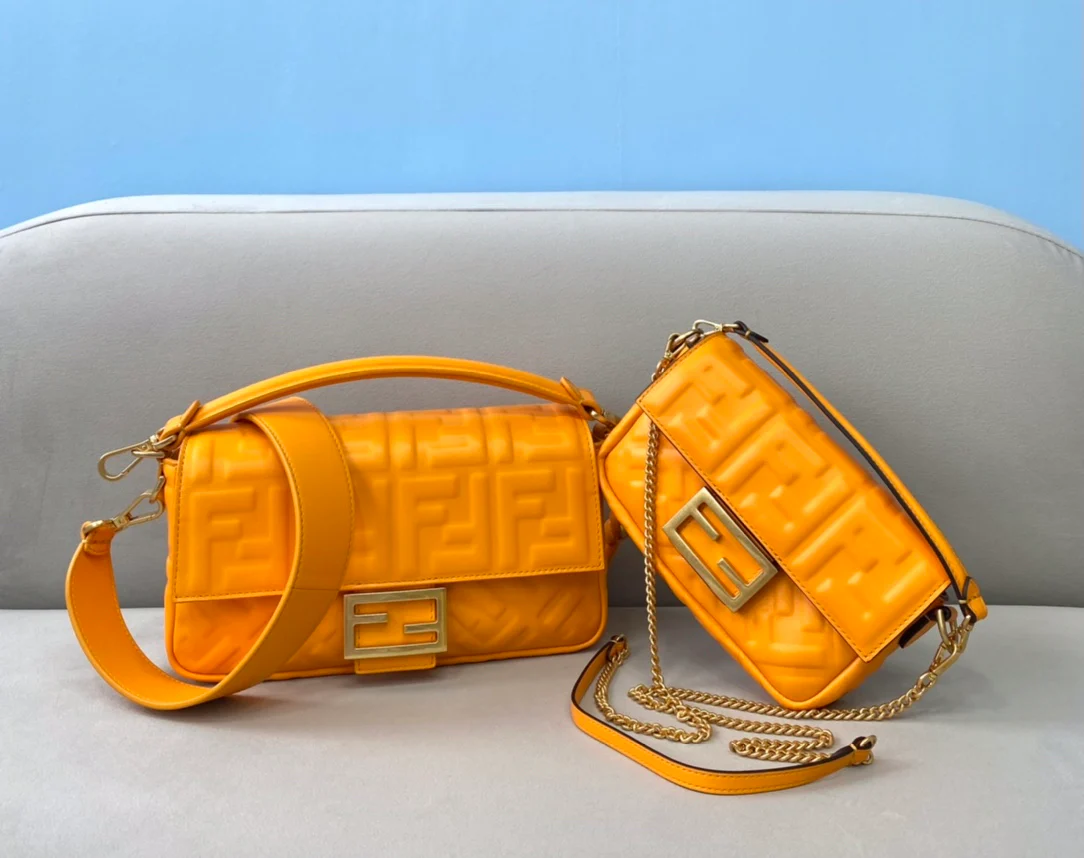 Маленькая кожаная сумка Fendi Baguette оранжевого цвета